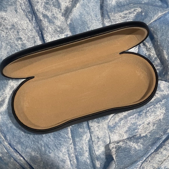 Guess Sunglasses/Clear Hard Storage case - Picture 4 of 5